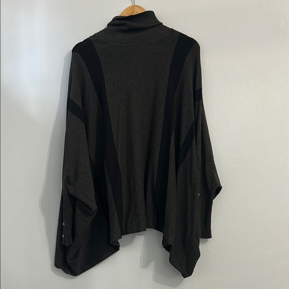 Women's Black and Gray Turtleneck Sweater - Picture 4 of 4
